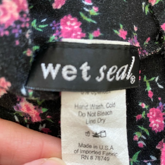 Wet Seal Rose skirt - Picture 2 of 2